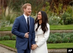 英国的哈里王子与美国女演员梅根·马克尔在伦敦的肯辛顿宫合影(2017年11月27日)。