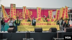 台湾的几十个公民团体参与组织了这次抗议活动。(美国之音方正拍摄)