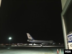 停留在棕榈泉国际机场的空军一号飞机(美国之音莉雅拍摄)