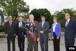 美国参议院“台湾连线”共同主席殷霍夫率领的美国国会议员访问团在台北(2018年2月21日,美国之音杨明拍摄)