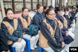 佛教机构组织的义工为罹难者诵经。(美国之音记者方正拍摄)