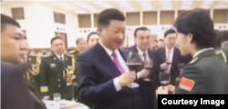 中共领导人习近平与女军官祝酒,毛泽东嫡孙毛新宇(左一)将军疑遭冷落。(网络视频截图)