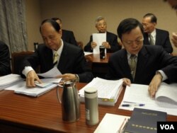 陆委会主委王郁琦和海基会董事长林中森3月20日准备答询 (美国之音申华拍摄)