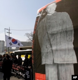 2010年3月26日,在韩国独立斗士安重根被日本处死一百周年之际,一辆张贴着安重根巨幅画像的巴士参加在日本大使馆前的抗议集会。(资料照)