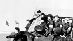 历史资料:两位被定为“历史反革命”的男子被游街批斗。(1967年6月8日)