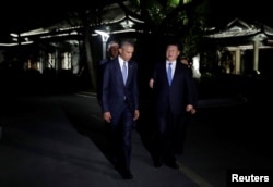 在美中两国元首举行会晤的西湖国宾馆,奥巴马和习近平在举行了3个半小时的会谈后乘夜色在花园中散步。(2016年9月3日)