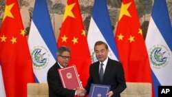 萨尔瓦多外交部长卡斯塔内达与中国外长王毅签署两国建交文件(2018年8月21号 资料照)