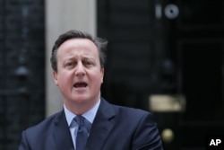 英国首相卡梅伦在首相官邸外面发表谈话(2016年2月20日)