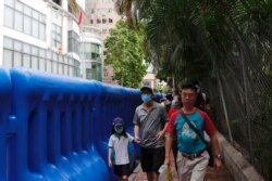 中国驻港国安公署设在铜锣湾的维景酒店,警方用注满水的大型水马设置路障将酒店包围起来。(2020年7月8日)