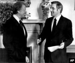 美国总统卡特和副总统蒙代尔在总统办公室(1977年5月24日)