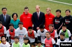 2015年3月3日英国威廉王子(后排中)在上海南洋中学足球训练营