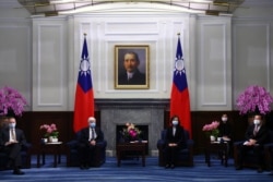 台湾总统蔡英文在台北会晤拜登政府上任后到访台湾的首个美国高层代表团。(2021年4月15日)