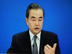 2020年5月24日,中国外长王毅在北京人民大会堂举行的视频记者会上。(美国之音叶兵拍摄)