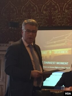 英国国会跨党派西藏事务小组主席劳顿(2016年6月28日,美国之音江静玲拍攝)