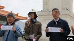 吴仁华(右)与台湾人权促进会秘书长邱伊翎(中)(美国之音杨明摄)