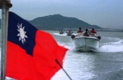 资料照:台湾军人在金门岛附近驾驶快艇巡逻。