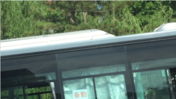 2020年6月4日,天安门广场东侧道边停放的大客车上挂着印有“备勤”字样的牌子。(美国之音叶兵拍摄)