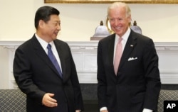 资料照:时任美国副总统拜登在白宫接待到访的时任中国国家副主席习近平。(2012年2月14日)