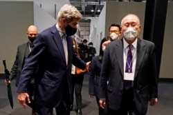 2021年11月12日,美国气候问题特使克里与中国气候变化首席谈判代表解振华在格拉斯哥的气候峰会上。
