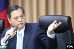 台湾陆委会主任委员陈明通5月17日对媒体发表谈话 (美国之音记者杨明拍摄)