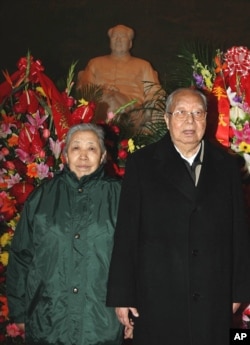 资料照片:华国锋和夫人在毛主席纪念堂纪念毛泽东113岁冥寿。(2006年12月26日)