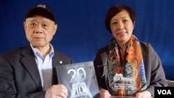 刘抒鹃持奖座与黄式宪合影(美国之音国符拍摄)