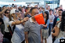 手举中国国旗的亲北京支持者在香港金融中心商场与反送中示威者发生对峙。(2019年9月12日)