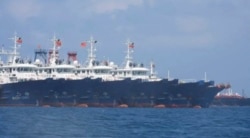 菲律宾海岸警卫队和西菲律宾海国家工作小组3月7日提供的照片显示,中国船只中在南中国海牛轭礁附近停泊。