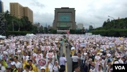 台湾上万群众2019年6月23日集会要求拒绝红色媒体 (美国之音张永泰拍摄)