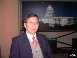 评论员胡平参加美国之音电视节目(2006年3月9日)