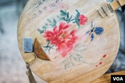 音乐家们常用月琴作为表达个性及艺术诉求的载体。(美国之音记者方正拍摄)