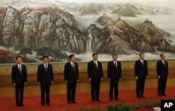 中共政治局七常委集体亮相。左起:张高丽,刘云山,张德江,习近平,李克强,俞正声,王岐山。(2012年11月15日)其中习近平、张德江、王岐山名列四中全会文件起草组主要人员