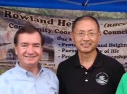 孟宪军与时任美国联邦众议员罗伊斯(Ed Royce)在罗兰岗的社区活动上。(2017年8月1日,本人提供)