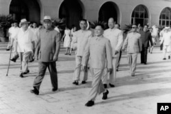 1963年7月,以邓小平为团长的中共代表团前往苏联谈判,彭真和刘少奇、周恩来、朱德、陈毅到机场送行。这些高官后来都受害于当时中共体制里 “毛比法大”“毛比党大”的弊端。