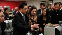 时任中国国家主席的胡锦涛2011年1月访问设在美国芝加哥市一所高中内的孔子学院(路透社)