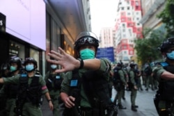 香港警察驱散在中国国庆日举行示威的抗议者。(2020年10月1日)