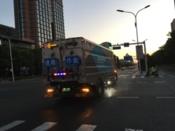 2020年6月中旬,新一波新冠疫情来袭北京。一辆环卫车当月14日在长安街洒水清扫。(美国之音叶兵拍摄)