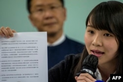 2018年1月27日,被剥夺竞选资格的香港民主派学生周庭拿着她从政府获得的一份文件。
