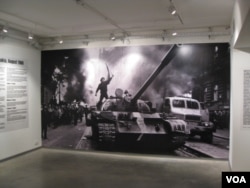 2011年在莫斯科举办的一个图片展览介绍苏军1968年8月入侵捷克斯洛伐克,镇压布拉格之春。(美国之音白桦)