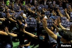 香港民众聚集在荃湾抗议港警开枪打伤一名中学生。(2019年10月2日)