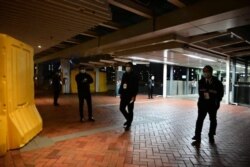2021年12月22日夜间,拆除港大国殇之柱期间校园有大批保安戒备。((Galileo Cheng/HK Frontline Media )