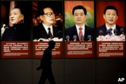 北京一家博物馆里挂着中国几届领导人的肖像:邓小平,江泽民,胡锦涛,习近平,及其关于和平与发展的语录(2015年7月7日)