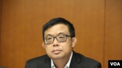 香港立法会议员涂谨申 (美国之音记者申华 拍摄)