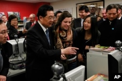 2011年1月21日,中国国家主席胡锦涛访问芝加哥沃尔特佩顿学院预备中学的孔子学院。