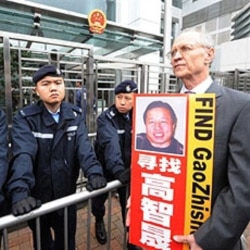 美国律师关尚义(John Clancey)参加抗议中国人权律师高智晟被逮捕的活动。(2010年2月4日)