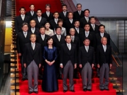 日本新首相岸田文雄(前排中)宣布组成新内阁(2021年10月4日)