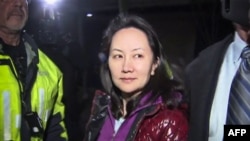 华为CFO孟晚舟2018年12月11日获得保释后离开加拿大温哥华一家法庭(法新社)