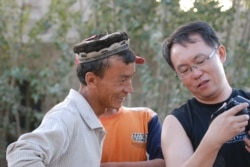 纪录片导演、作家傅志彬2009年8月在新疆旅行时与当地村民交流。(照片由傅志彬本人提供)