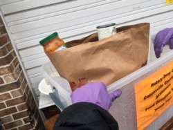 卡登什尔市扶轮社(Rotary of Catonsville, Maryland) 收集食物, 捐赠给当地的救济食品发放单位。(该社社长 Reggie Sajauskas 提供)