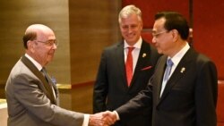 美国商务部长罗斯(左)与中国总理李克强在东盟峰会上握手,美国国家安全顾问罗伯特·奥布莱恩站立在两人身旁。(2019年11月4日)